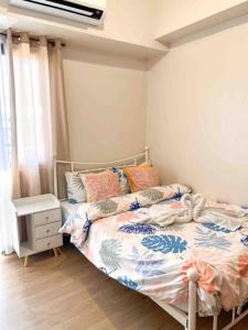 Posteľ alebo postele v izbe v ubytovaní Fully furnished 1-BR Condo Unit at Spring Residences