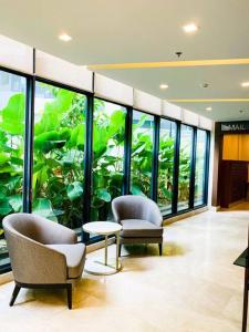 a lobby with two chairs and a large aquarium at Fully furnished 1-BR Condo Unit at Spring Residences in Manila