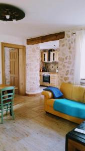 ein Wohnzimmer mit Sofa und eine Küche in der Unterkunft Quartier No.63 in Ražanac