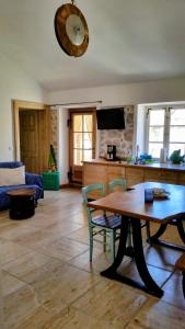 ein Wohnzimmer mit einem Tisch und einer Küche in der Unterkunft Quartier No.63 in Ražanac