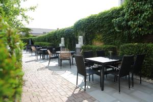 - une rangée de tables et de chaises sur la terrasse dans l'établissement Bella Casa, à Mnichovo Hradiště