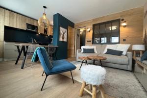 ein Wohnzimmer mit Couch und Tisch in der Unterkunft IMMOGROOM - Total renovation 2023 - At the foot of the slopes - Wifi - in Tignes