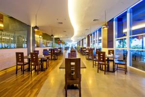 Reštaurácia alebo iné gastronomické zariadenie v ubytovaní Hotel Horison Ultima Bekasi