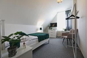 Bella Casa في منيتشوفو هراديشت: غرفة نوم بسرير وبطانية خضراء