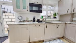 Gambar di galeri bagi JDB Romford 5-Bedroom House with parking di Goodmayes