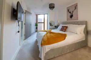 Schlafzimmer mit einem Bett und einem Flachbild-TV in der Unterkunft LUX 2 Bedrooms - 2 Bathrooms - F7 in London