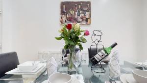 Gambar di galeri bagi JDB Romford 5-Bedroom House with parking di Goodmayes