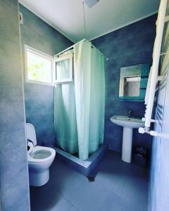ein Bad mit einem WC und einem Waschbecken in der Unterkunft White House In Borjomi in Bordschomi