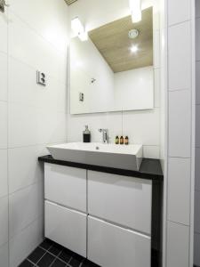 Ένα μπάνιο στο Villa Polaris +18 φωτογραφίες
