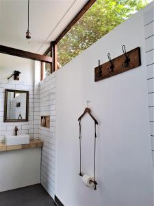 uma casa de banho com um lavatório e uma janela em Katara Gili, Boutique Rooms and Bungalows em Gili Trawangan
