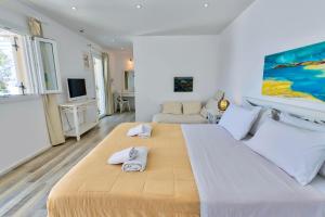 Postel nebo postele na pokoji v ubytování With-inn Mykonos Suites