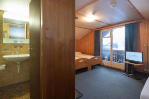 Letto o letti in una camera di Jungfrau Lodge, Swiss Mountain Hotel