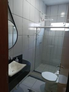 y baño con ducha, aseo y lavamanos. en Casa jardim para temporada em Piranhas-Alagoas, en Piranhas