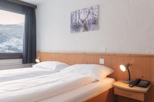 Postel nebo postele na pokoji v ubytování Jungfrau Lodge, Annex Crystal