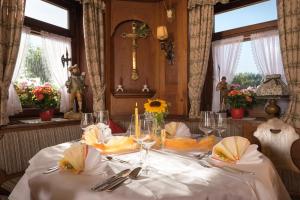 einen Tisch mit einem weißen Tischtuch und einer Brille in der Unterkunft Gasthaus Sonne Neuhäusle in Sankt Märgen
