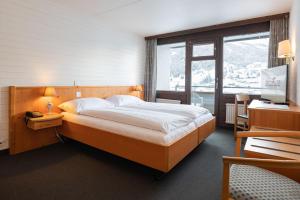 Postel nebo postele na pokoji v ubytování Jungfrau Lodge, Annex Crystal