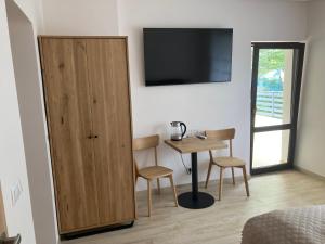 una camera con tavolino e mobile in legno di Apartament Miś a Zakopane