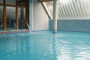 Bazén v ubytování Hotel Ría de Suances nebo v jeho okolí