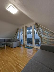 sala de estar con sofá y ventana grande en Lorenz Domizil, en Kaarst