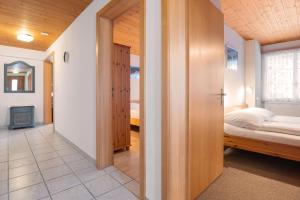Schlafzimmer mit einem Bett und einem Fenster in der Unterkunft Apartment Arabelle in Grindelwald