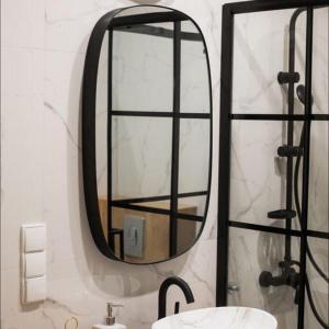 a bathroom with a mirror and a sink at Apartament na wynajem 32 m2 in Bochnia