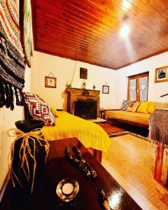 Σπίτι στο βουνό في Tsivlós: غرفة معيشة مع سرير وأريكة