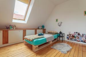 a bedroom with two twin beds and a window at Zuhause im Paradies in Hannover