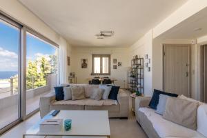 Χώρος καθιστικού στο 3 Bedroom Villa with Stunning Sea View & Private Parking