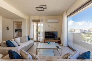 - un salon avec un canapé et une table dans l'établissement 3 Bedroom Minimal Villa with Stunning Sea View, à Elaía