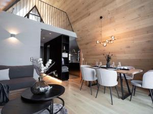 Χώρος καθιστικού στο LUXE VISTA Mountain Chalet Cermis - mitten auf der Alm und Skipiste