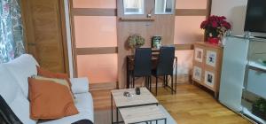 a living room with a couch and a table at Cristo22 Apartamento recién reformado con parking propio in Vigo