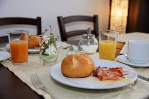 Frühstücksoptionen für Gäste der Unterkunft Hotel Hüttl - Garni