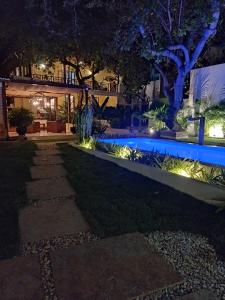 un patio trasero con piscina por la noche en Vila Biju Jeri en Jericoacoara