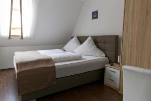 Postel nebo postele na pokoji v ubytování Hotel Hüttl - Garni