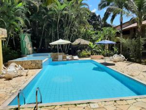 uma piscina no resort em Canto de Itamambuca em Ubatuba