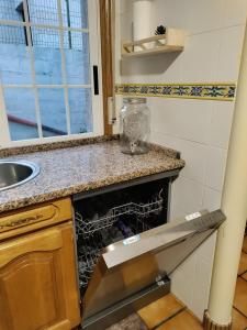 cocina con fregadero y encimera con lavavajillas en Playa de Cesantes, en Pontevedra 43 fotos más