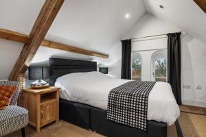 1 dormitorio con 1 cama grande y 1 silla en Caemorgan Mansion, en Cardigan