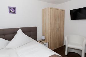 Postel nebo postele na pokoji v ubytování Hotel Hüttl - Garni