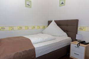 Postel nebo postele na pokoji v ubytování Hotel Hüttl - Garni