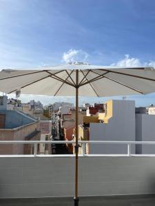 un paraguas blanco sentado en la parte superior de un techo en Ático a 200 metros de la playa, en Las Palmas de Gran Canaria
