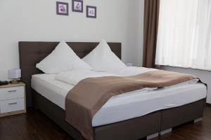 Ein Bett oder Betten in einem Zimmer der Unterkunft Hotel Hüttl - Garni