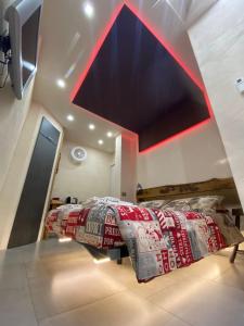 una camera con un grande letto di Lightroom a Fenis