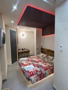 una camera con un letto e un soffitto rosso di Lightroom a Fenis