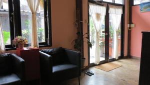 Posezení v ubytování Non House Bangkok บ้านนอนโฮสเทล
