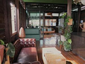 Posezení v ubytování Non House Bangkok บ้านนอนโฮสเทล