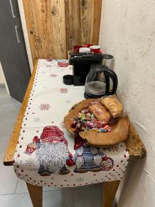 une table avec une table et du pain sur la table dans l'établissement Lightroom, à Fenis