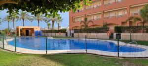 Bazén v ubytovaní Homes of Spain, Apartamentos Paraíso, Ed Palmerston, Atico B a pie de Playa, piscina privada en solárium, WI-FI alebo v jeho blízkosti