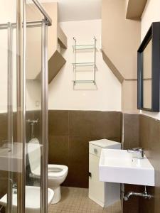 un baño con inodoro y lavabo en BELLAVITA, en Pozzallo