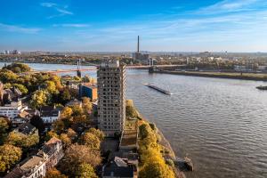 eine Luftansicht auf einen Fluss mit einem hohen Gebäude in der Unterkunft Hotel Rheingarten in Duisburg