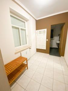 Cette chambre dispose d'un banc, d'une fenêtre et d'un lavabo. dans l'établissement Hotel Zur Linde, 